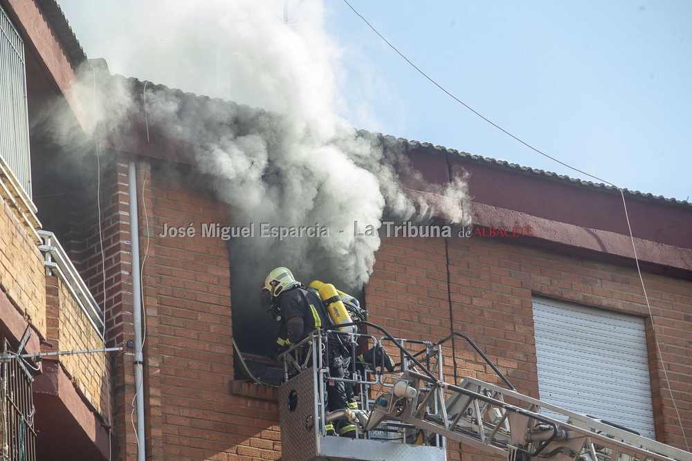 Incendio en una vivienda en la calle de Juan Pacheco  / JOSÉ MIGUEL ESPARCIA