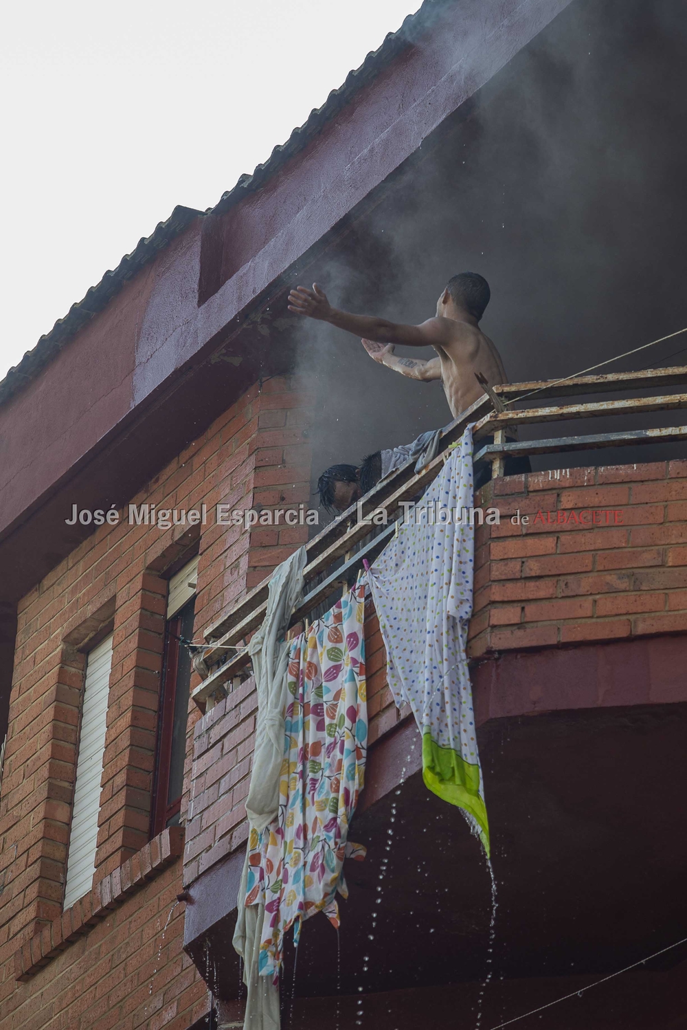 Incendio en una vivienda en la calle de Juan Pacheco  / JOSÉ MIGUEL ESPARCIA