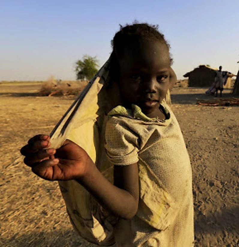 Un pequeño juega en la zona fronteriza con Sudán del Sur.