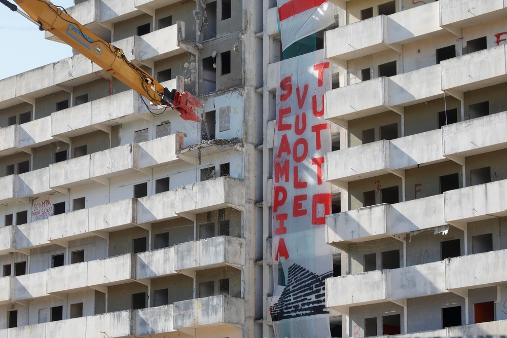 Italia comienza a demoler las 'Velas' de Scampia