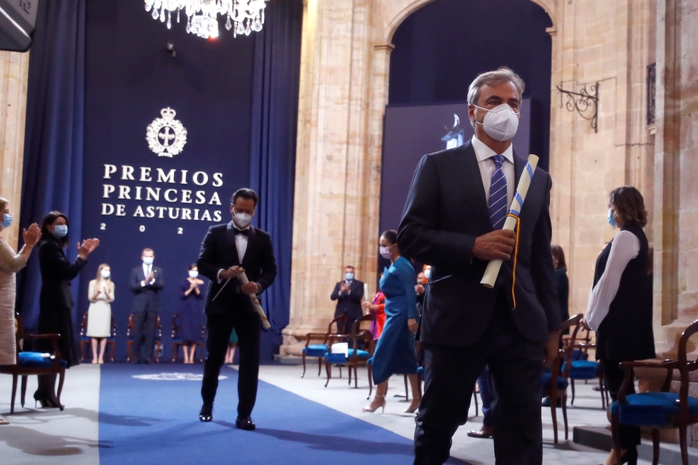 El piloto Carlos Sainz (d) abandona con su galardón la ceremonia  / BALLESTEROS