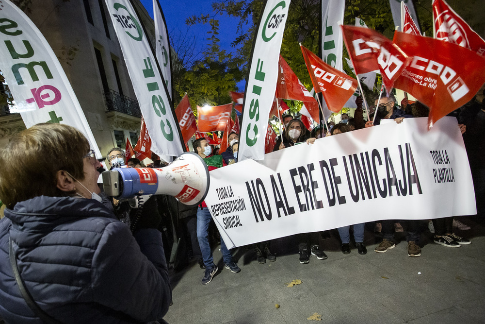 Protesta por el ERE que amenaza a 46 empleados de Unicaja