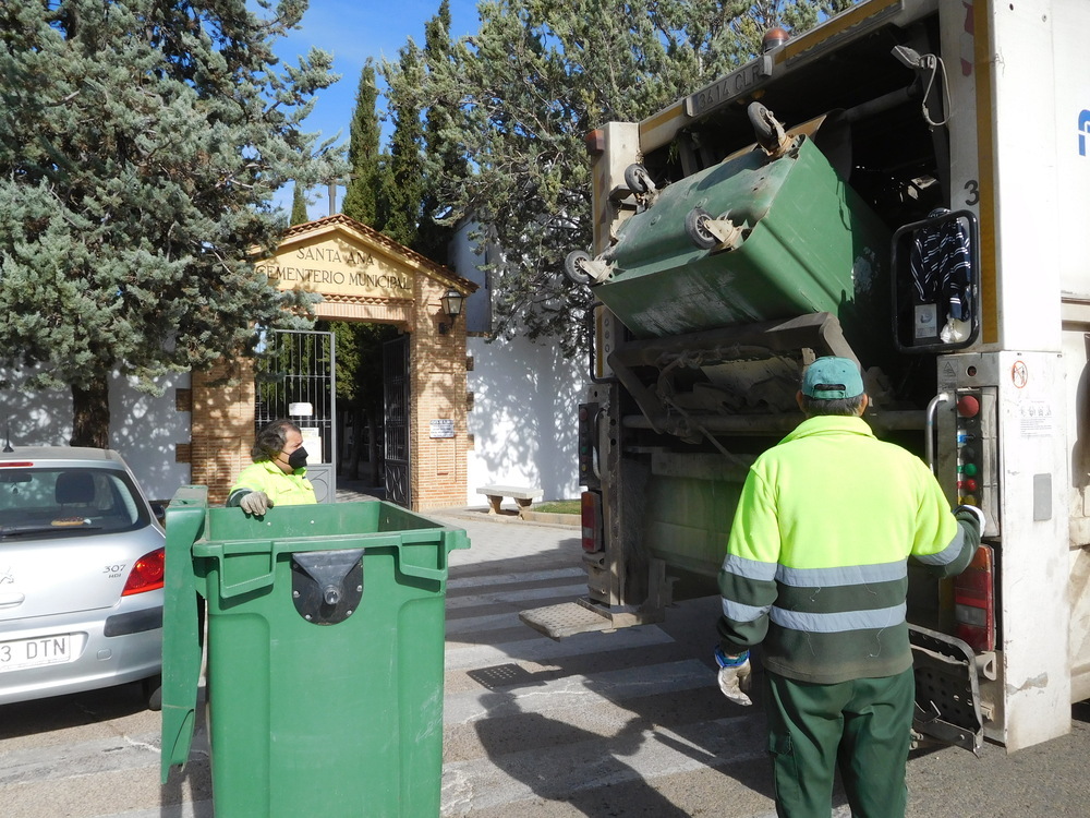 Alumnos de jardines limpian el Cementerio de Villarrobledo 
