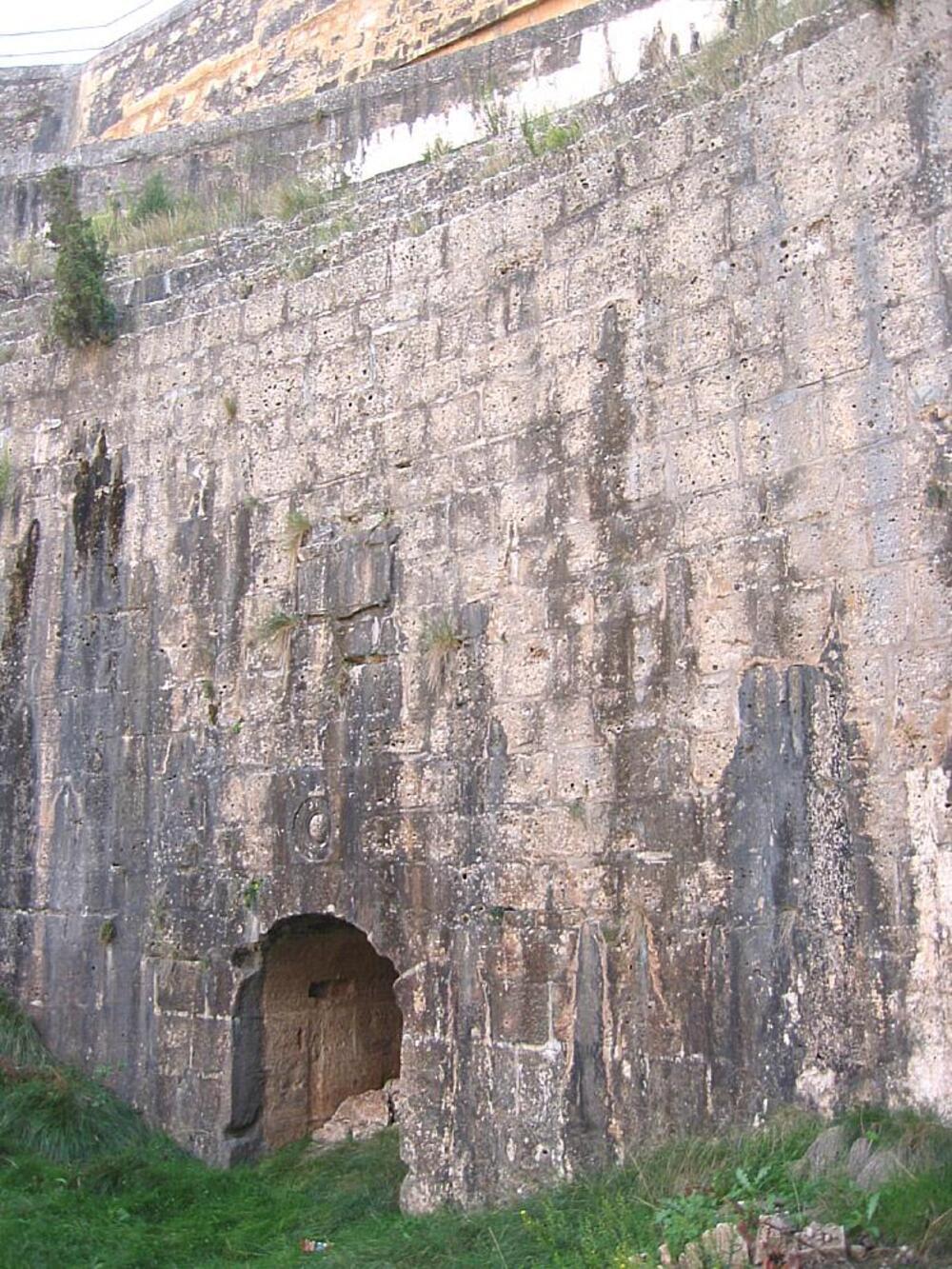 Parece una muralla, pero es la base de la presa de Almansa, del siglo XVI. 