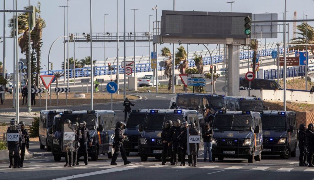 Enfrentamientos entre policÁ­a y trabajadores en protesta del metal en Cádiz  / ROMÁN RÁ­OS