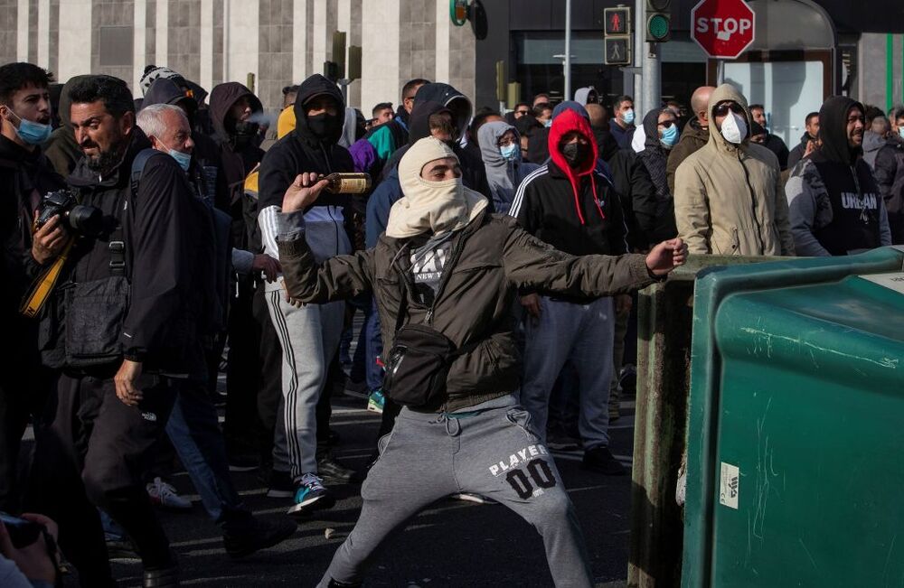 Enfrentamientos entre policÁ­a y trabajadores en protesta del metal en Cádiz  / ROMÁN RÁ­OS