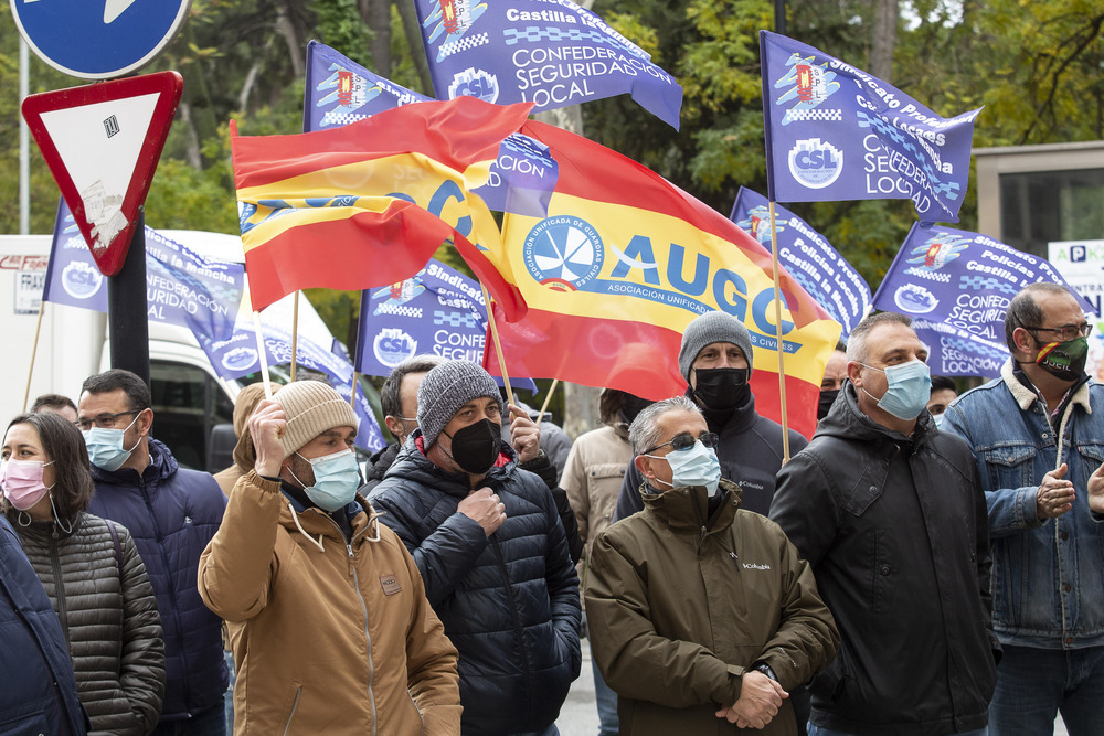 Agentes de seguridad, junto a ciudadanos y algunos políticos en la concentración frente a la Subdelegación.