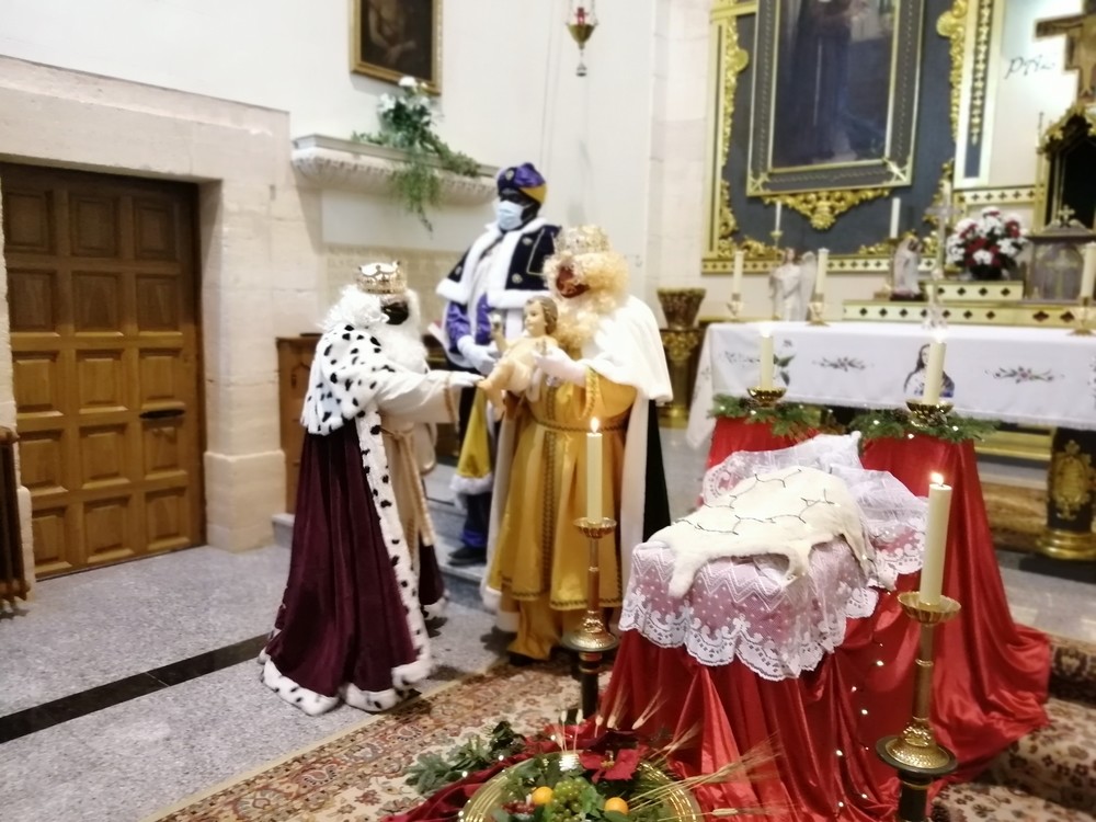 Los magos de Oriente visitan Villarrobledo y al Niño Jesús 