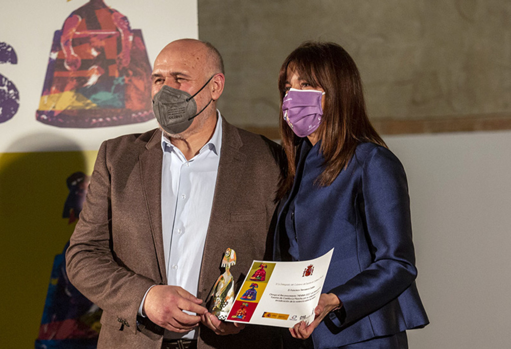 Manuel García, de la Federación del Taxi, recibe el premio de manos de Blanca Fernández