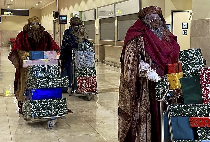 Cargados de regalos se pudo ver a los Magos también en Badajoz, adonde llegaron en avión. 