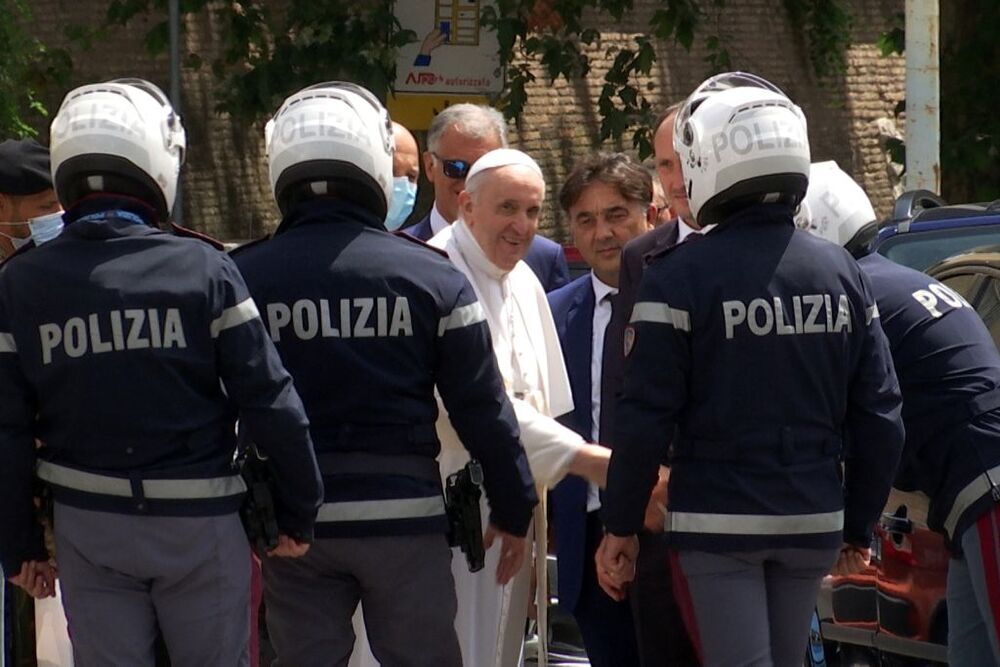 El Papa sale del hospital 10 días después de su operación