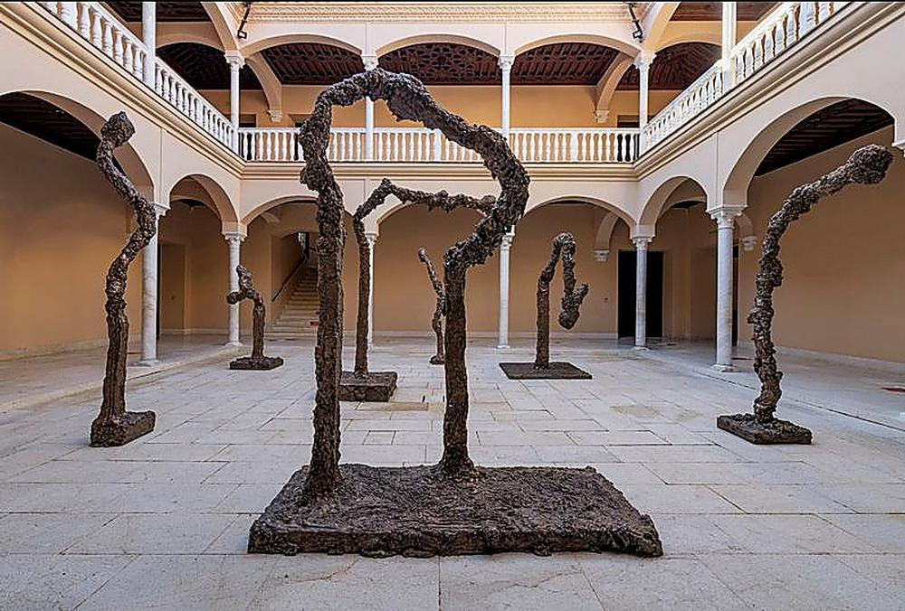 Conjunto de siete esculturas de bronce, en donde el artista simboliza cerillas quemadas.