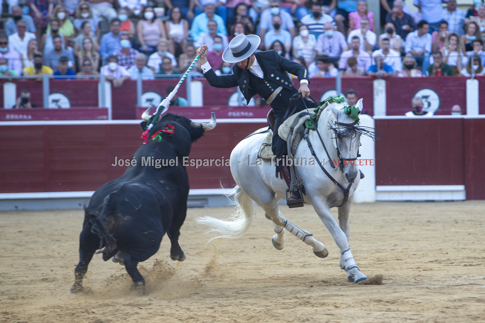 Un instante de la corrida de rejones  / JOSÉ MIGUEL ESPARCIA