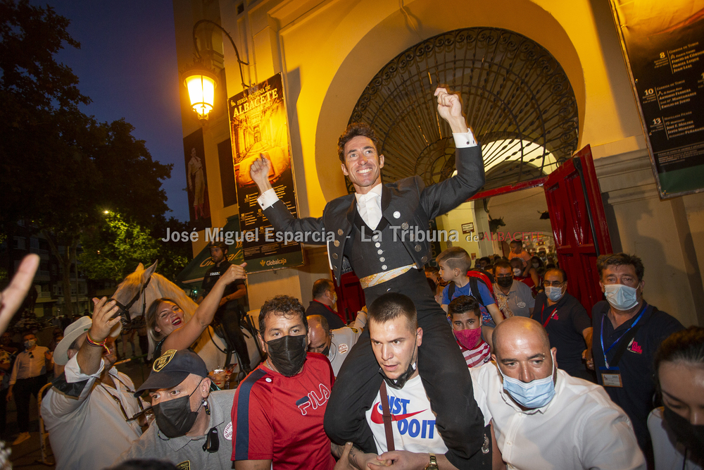 Un instante de la corrida de rejones  / JOSÉ MIGUEL ESPARCIA