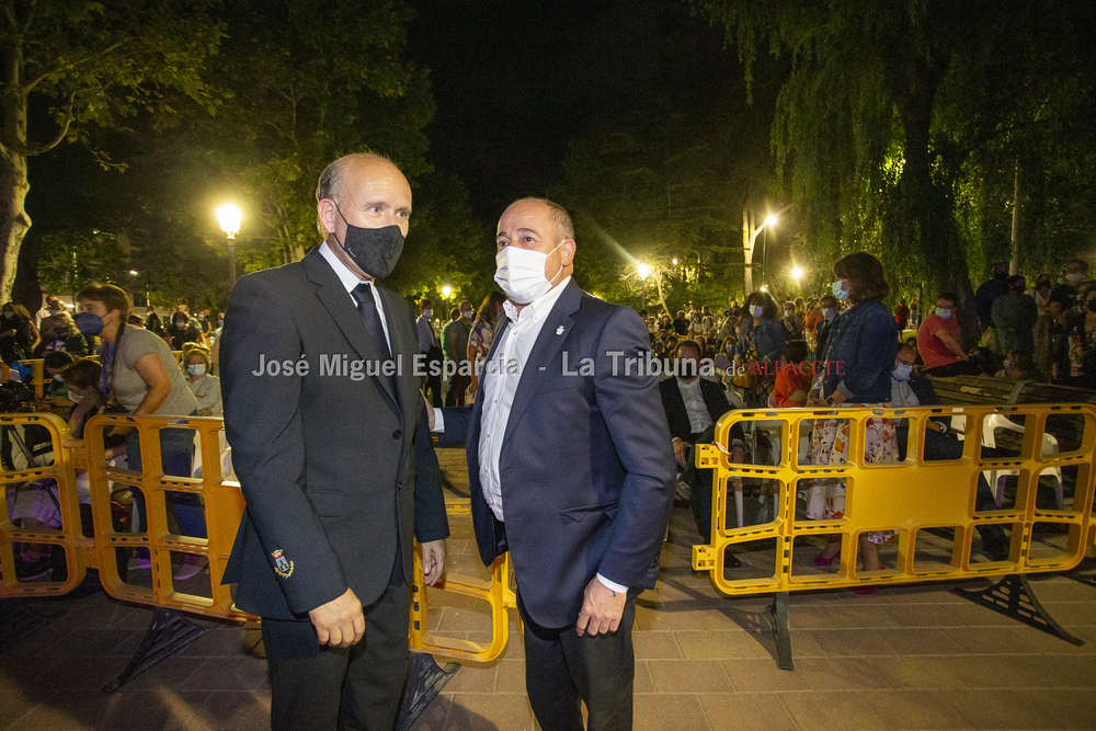 Un espectáculo piromusical  / JOSÉ MIGUEL ESPARCIA Y RUBÉN SERRALLÉ