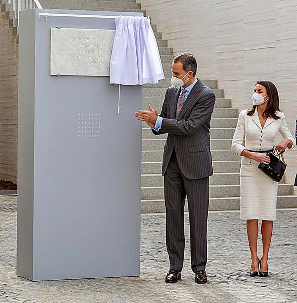 Momento en el que el Rey descubría la placa en el edificio levantado para albergar la colección de De Alvear.