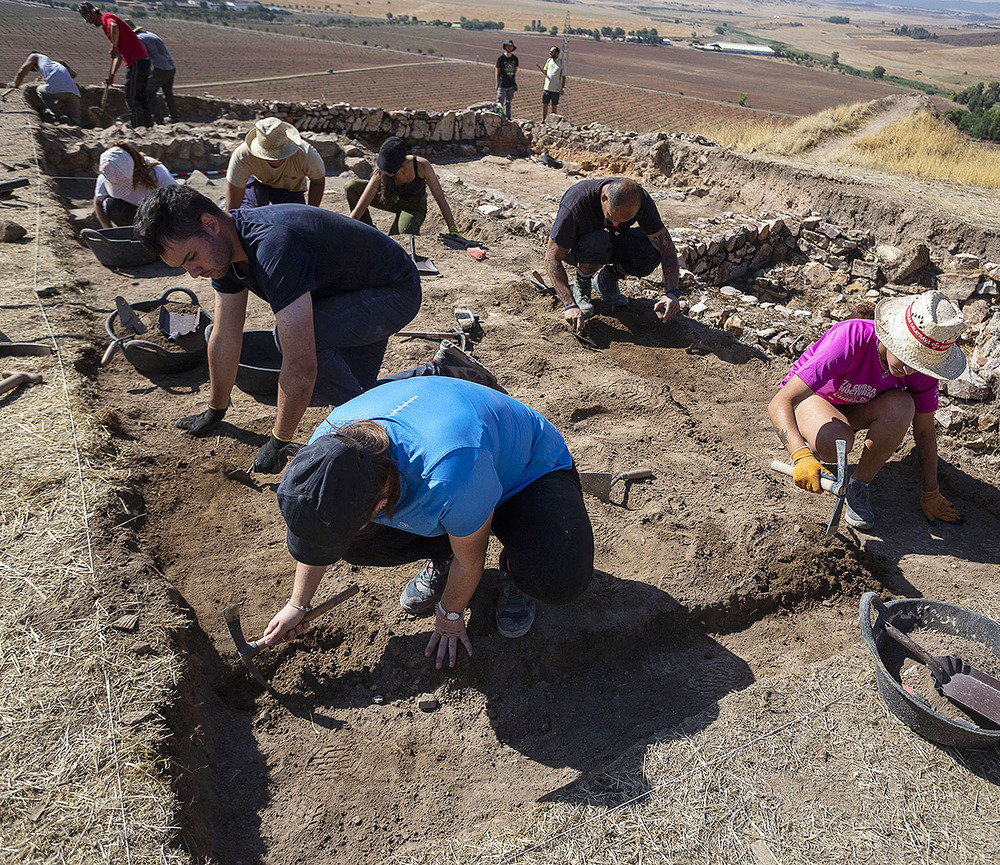 El grupo de la zona íbera trabaja en la zona cercana al enlosado, tratando de reducir el nivel del suelo, aún en la parte medieval, para llegar a la zona de suelo de la Edad del Hierro. 