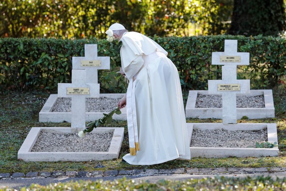 El Papa deposita flores sobre una tumba del Cementerio Militar Francés de Roma