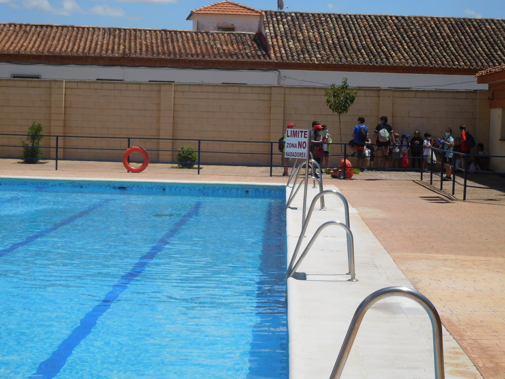 El primer chapuzón valiente en la piscina de Villarrobledo