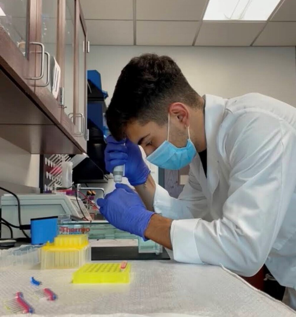 El albacetense, durante su trabajo en el laboratorio.