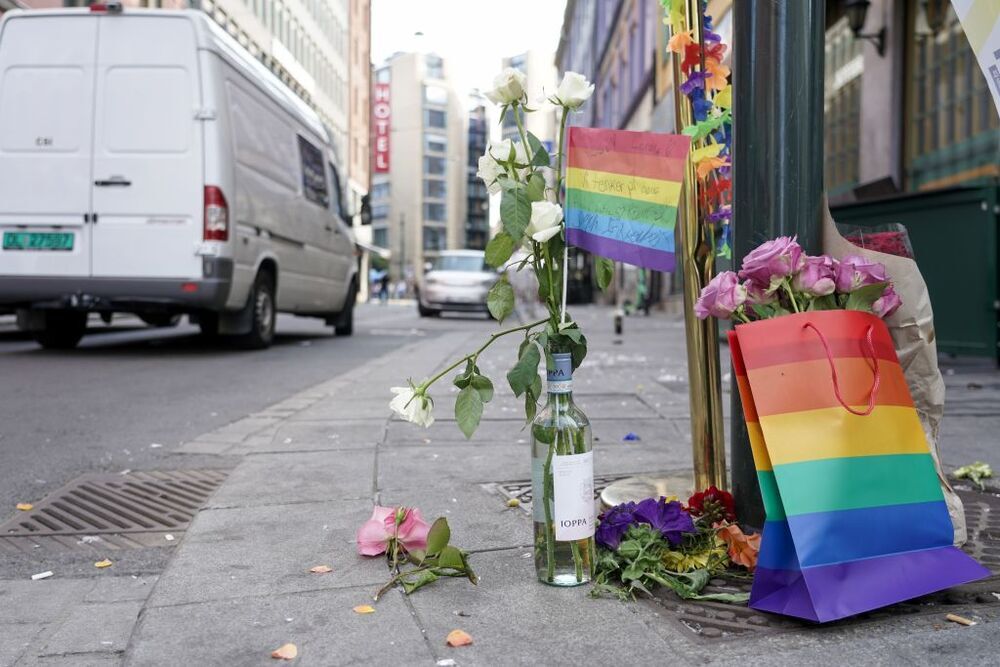 Dos muertos y 21 heridos en un tiroteo en un pub LGBTI en Oslo