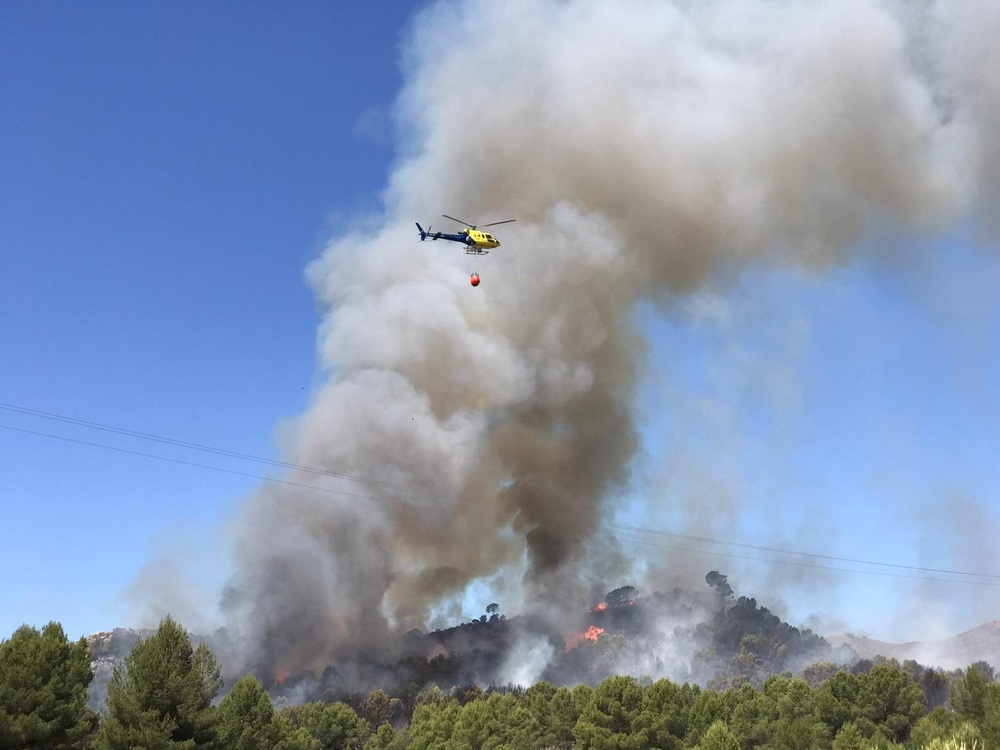 Imagen de un equipo aéreo en la zona del incendio