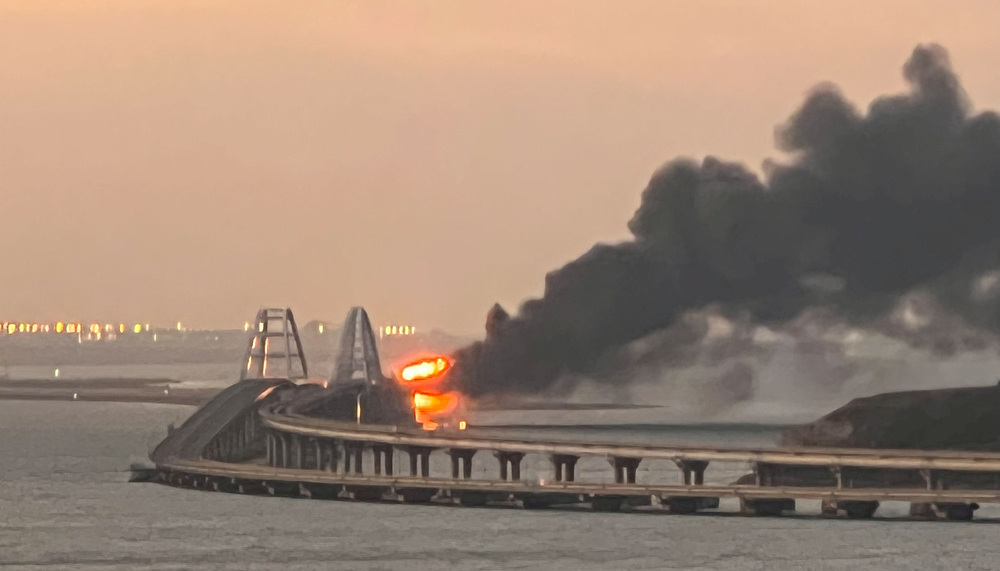 Una explosión deja grandes daños en el puente de Crimea