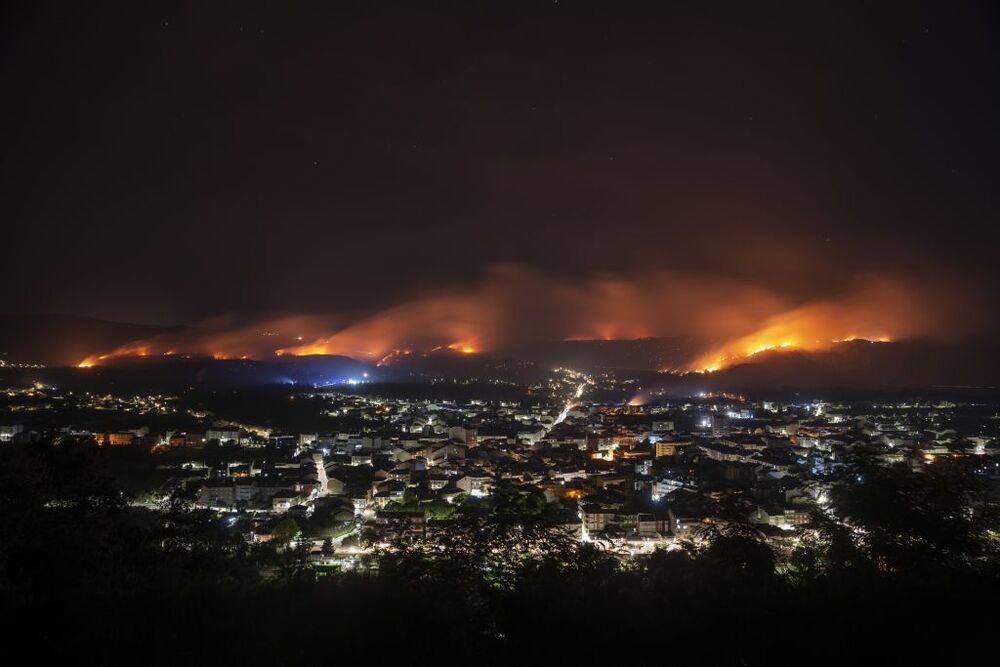 Los incendios arrasan más de mil hectáreas en Galicia, 470 de ellas en Verín  / BRAIS LORENZO