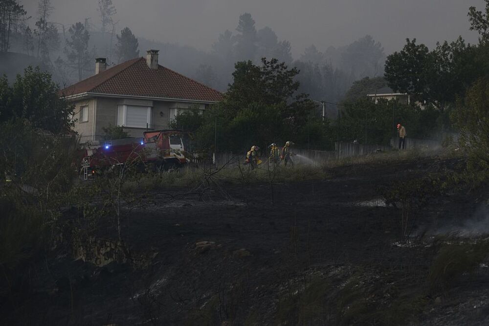 Varios bomberos trabajan en la extinción de un incendio producido en Verín desde Ábedes, a 3 de agosto de 2022, en Verín, Ourense, Galicia (España). Un incendio forestal que permanece activo desde las 14,52 horas de este miércoles en Verín (Ourense) ha ob  / ROSA VEIGA   EUROPA PRESS