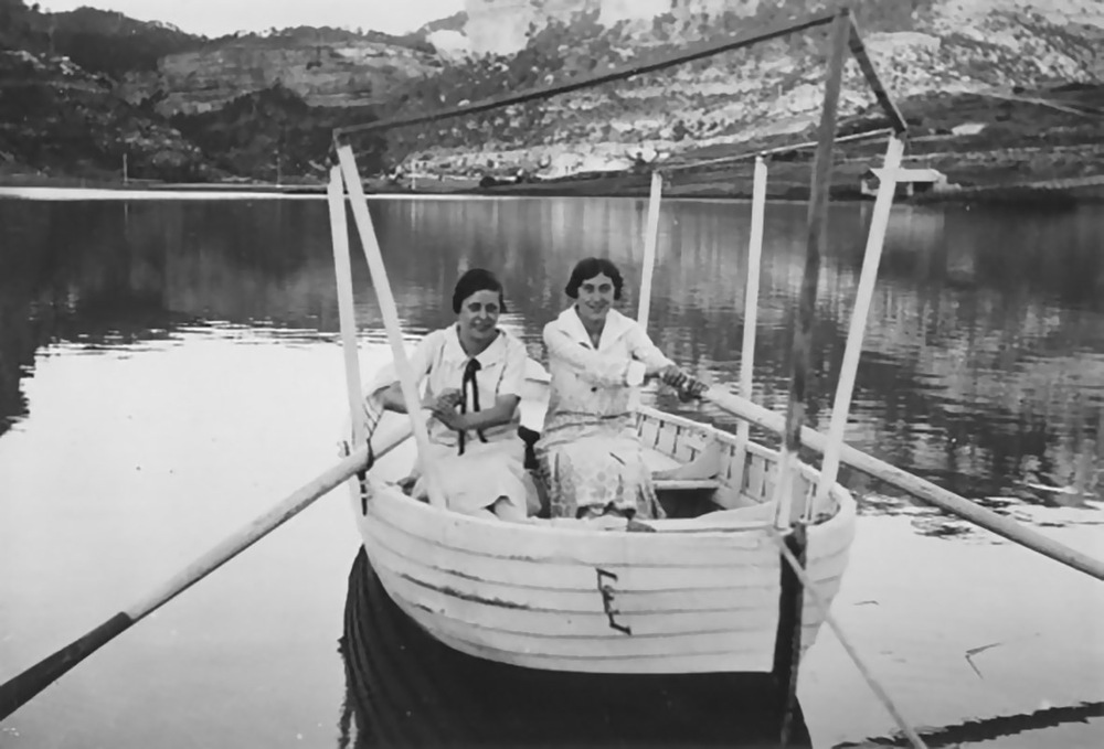Paseo en barca por la laguna de Uña en los años 20