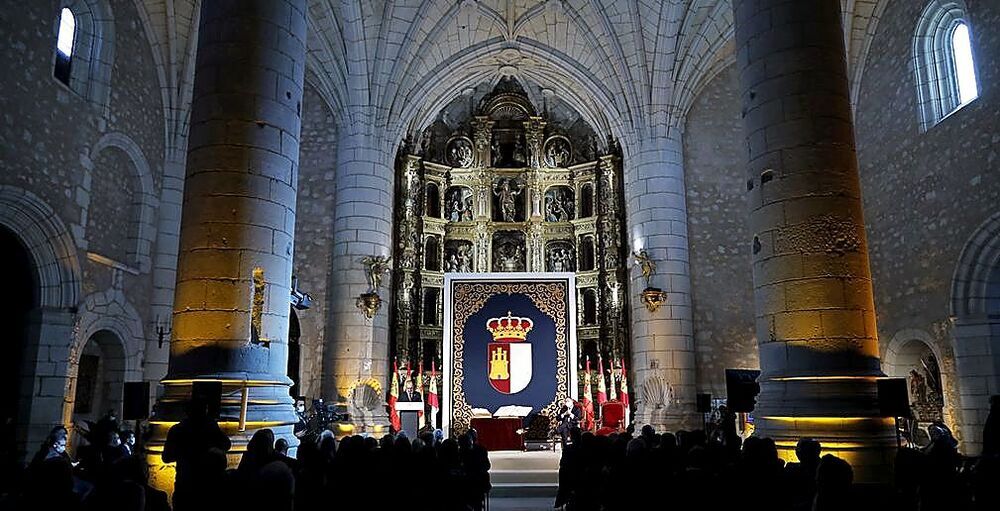 Los parlamentarios castellano-manchegos aprobaron el texto del Estatuto en la iglesia de Santa María de Alarcón en 1981.