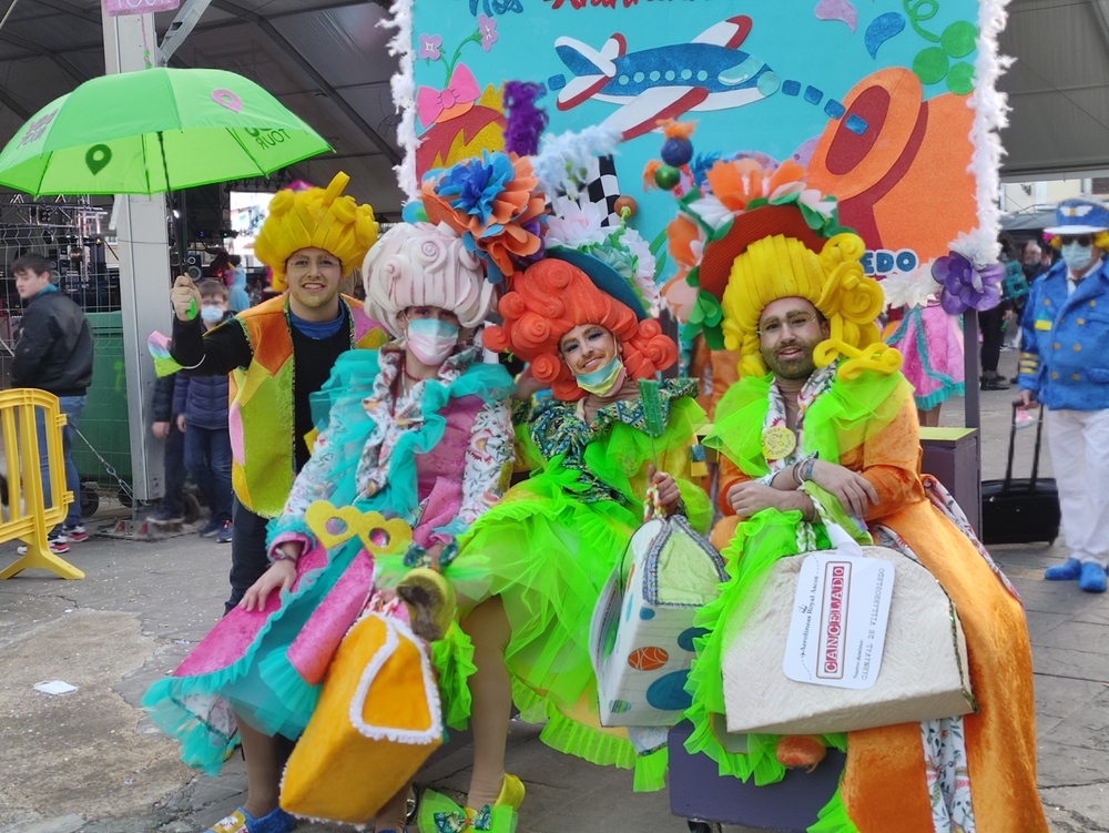 El Carnaval de ritmo, color y fantasía irrumpió en la calle