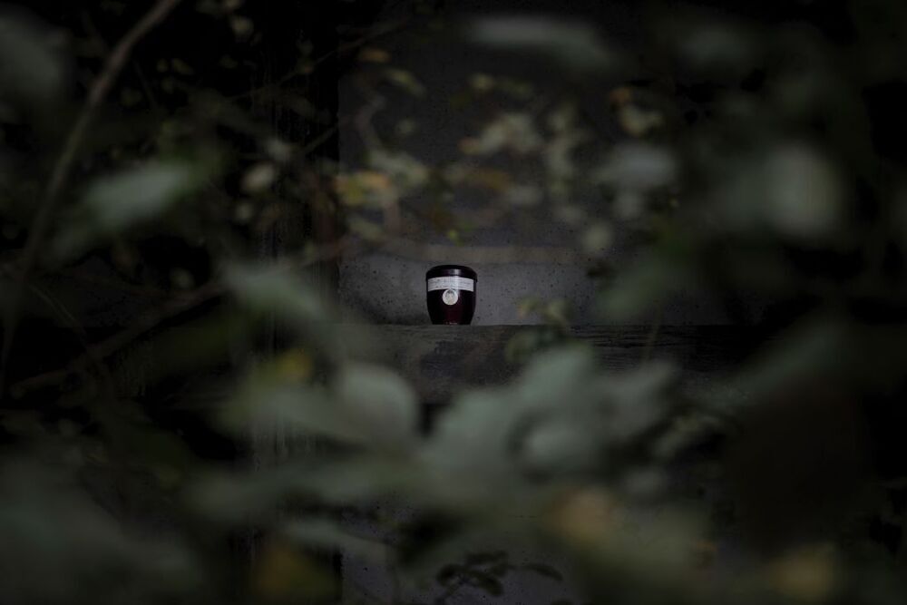 Una pequeña urna con la fotografía y el nombre de una mujer en el cementerio de Fisterra.