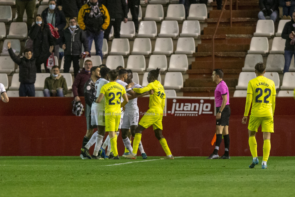 Un momento del partido disputado en el Carlos Belmonte  / JOSÉ MIGUEL ESPARCIA