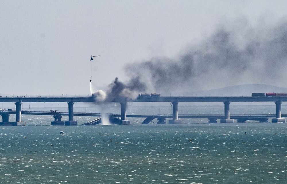 Una gran explosión daña el emblemático puente de Crimea