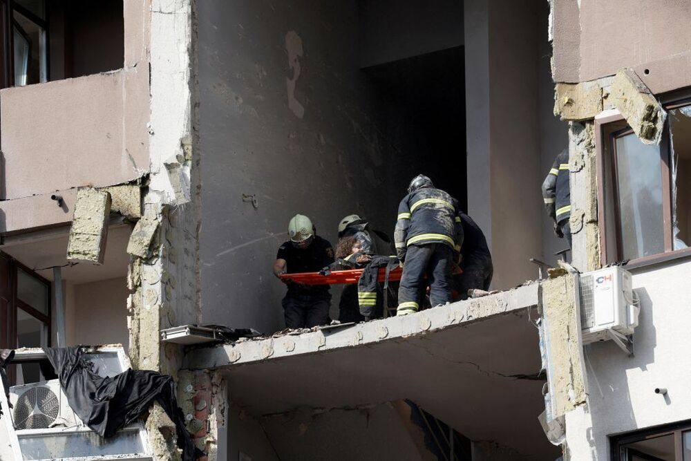 Un misil ruso impacta en un bloque de viviendas en Kiev
