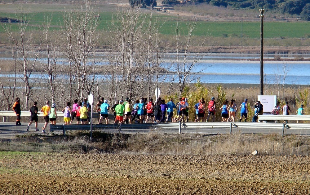 Los corredores transitan por la Laguna de Pétrola