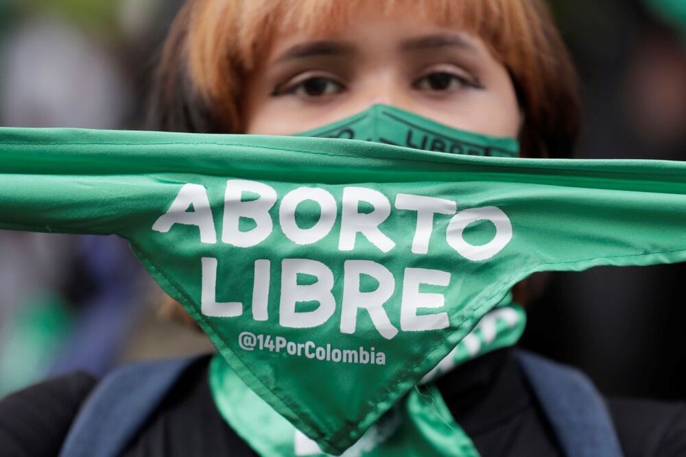 Manifestantes se reúnen para esperar la decisión sobre la despenalización del aborto en Colombia  / CARLOS ORTEGA