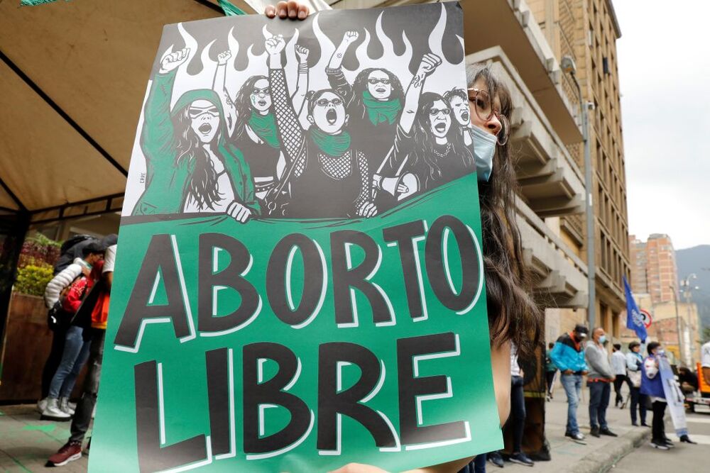 Manifestantes se reúnen para esperar la decisión sobre la despenalización del aborto en Colombia  / CARLOS ORTEGA