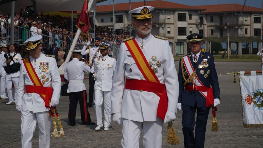 Felipe VI preside la entrega de Reales Despachos a los nuevos oficiales de la Armada   / GUSTAVO DE LA PAZ