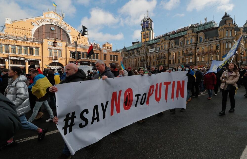 Miles de ucranianos marchan por el 'no a la guerra'