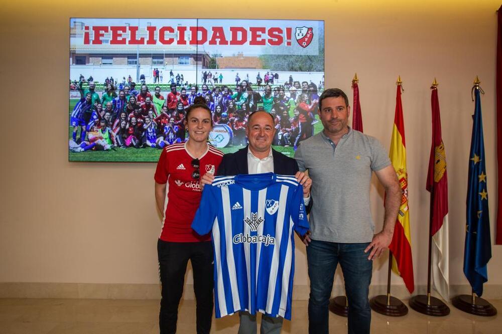 El alcalde Emilio Sáez sujeta la camiseta del CFF Albacete entre Angelita y Fran Zamora.