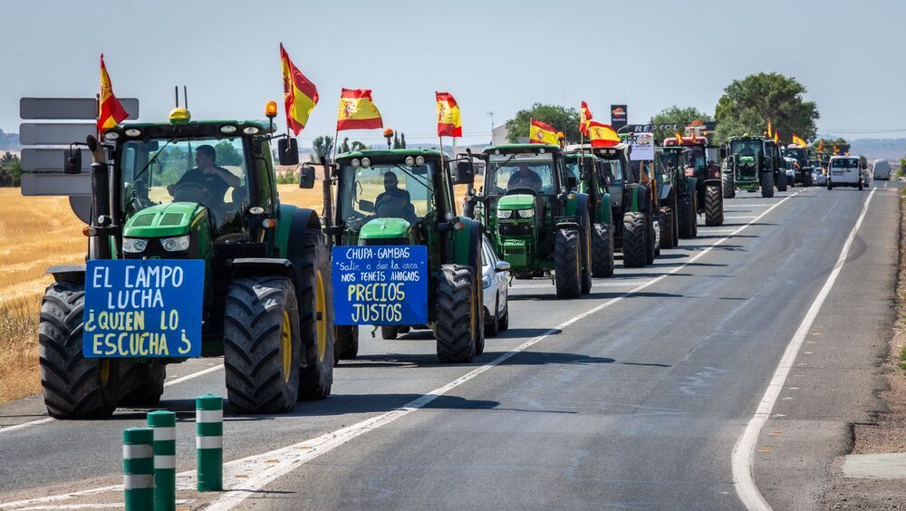 Un momento de la manifestación de tractores a su llegada desde la Lonja a la ciudad.
