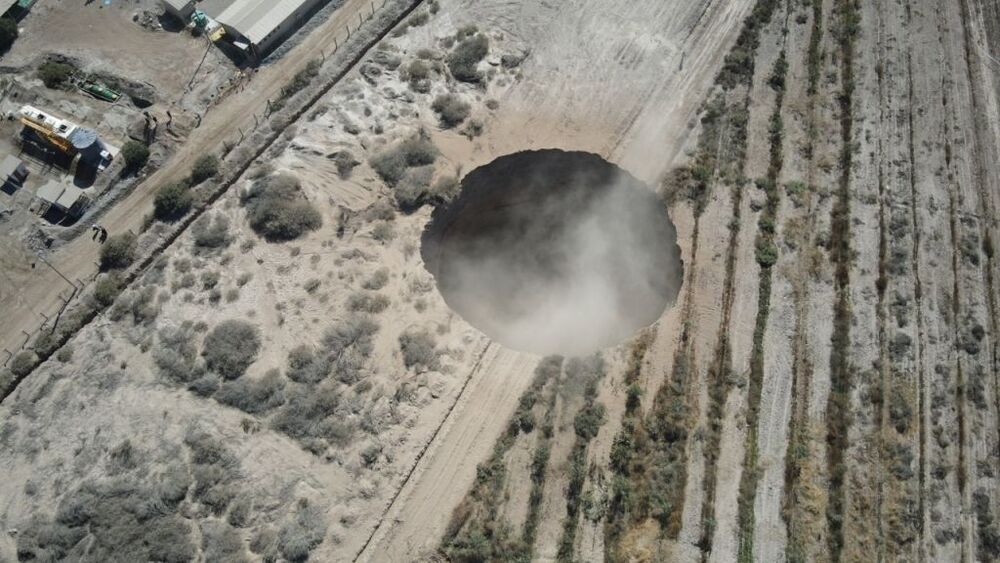 Un abismo de 32 metros de diámetro deja en shock a Chile