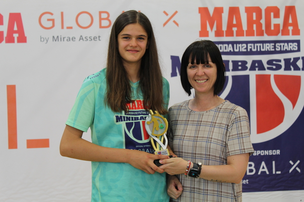 Amelia Alonso, del Next MVP Badalona, recibe el trofeo como máxima anotadora del torneo.