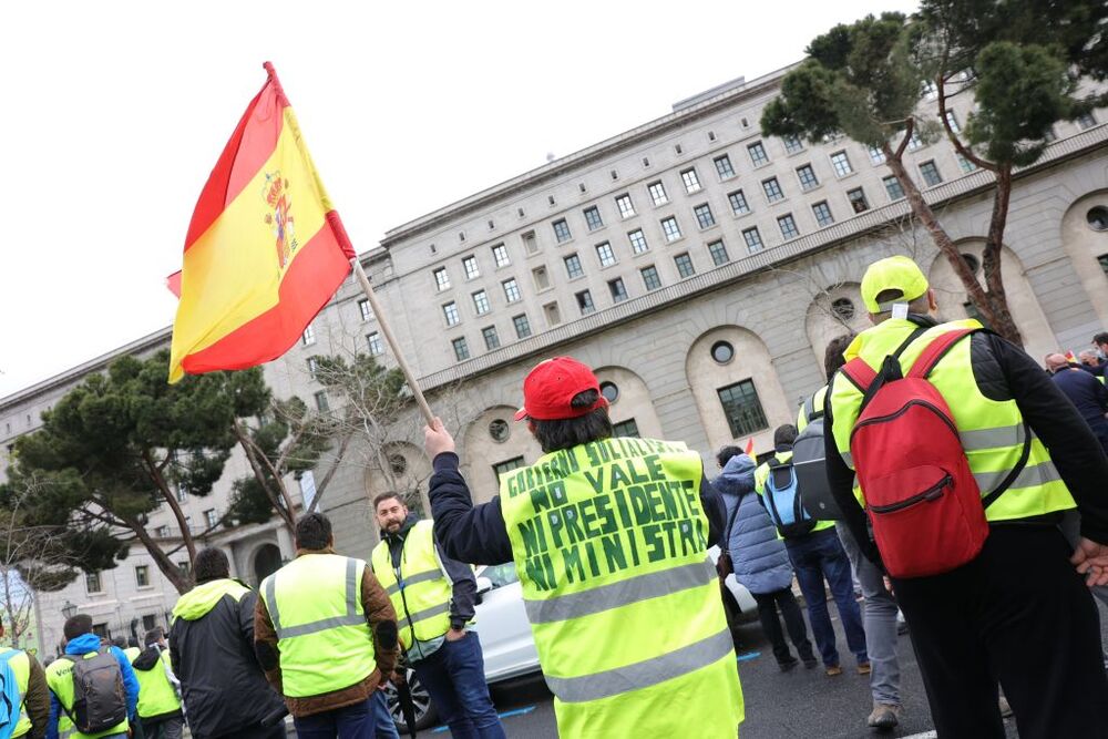 Una persona ondea una bandera de España durante una manifestación por el sector del transporte, en el Ministerio de Transportes, a 25 de marzo de 2022, en Madrid  / JESÚS HELLÍN   EUROPA PRESS