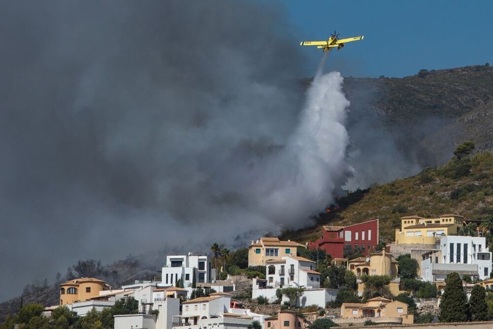Mil personas y 47 aviones para combatir los incendios valencianos