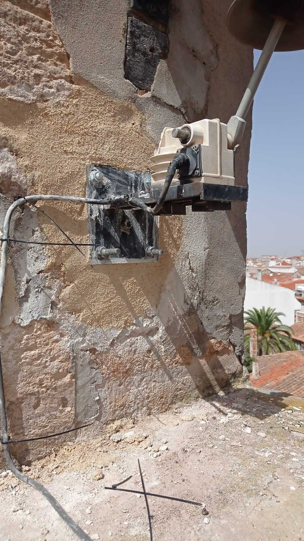 Arreglan el badajo de la campana Franciscana de Villarrobledo 