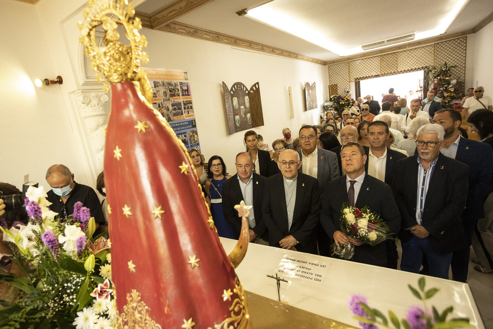 El presidente regional ofrece flores a la Virgen de Los Llanos.