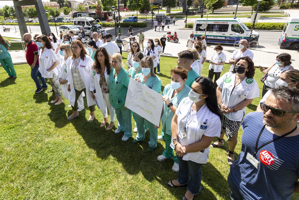 Profesionales sanitarios se concentran a las puertas del Hospital General en protesta contra la agresión sufrida por una TCAE en el Hospital
